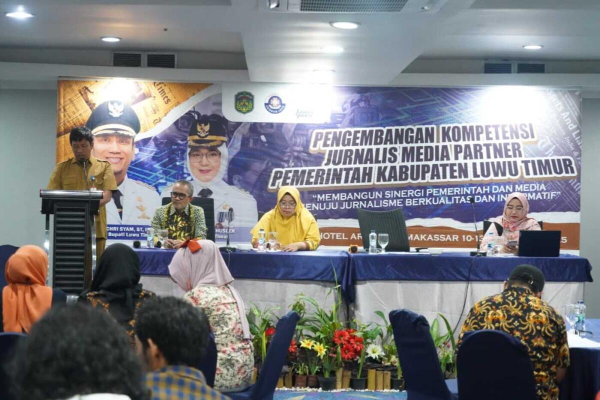 BIMTEK -- Plt. Kadis Kominfo-SP, Muhammad Safaat DP mewakili Bupati Luwu Timur membuka kegiatan Bimbingan Teknis (Bimtek) Pengembangan Kompetensi Jurnalis Media Partner Pemerintah Kabupaten Lutim di Hotel Aryaduta Makassar, Selasa (11/11).
Kegiatan 