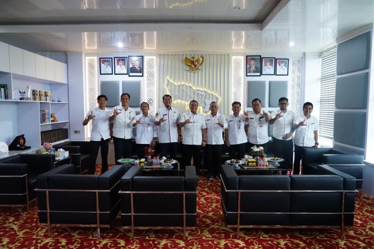 DIPUJI KEMENDAGRI -- Bupati Luwu Timur, Irwan Bachri Syam menerima kunjungan jajaran dari Kementerian Dalam Negeri (Kemendagri) dalam rangka pembahasan program Makan Bergizi Gratis (MBG) yang berlangsung di Ruang Kerja Bupati baru-baru ini. 
