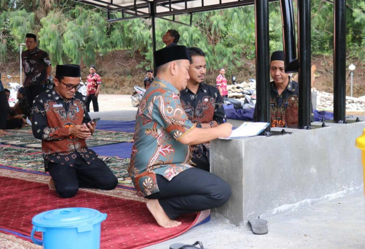 DIMANA SAJA OKE -- Komitmen Bupati Luwu Timur, Irwan Bachri Syam dalam memastikan kelancaran administrasi pemerintahan patut diapresiasi. Di tengah padatnya agenda dan aktivitas, Irwan bisa melakukan disposisi surat kapan dan dimana saja.