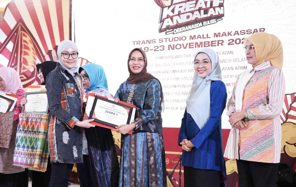 JUARA -- Ketua Dekranasda Luwu Timur, Ani Nurbani Irwan meraih juara pertama Parade Wastra pada ajang Expo Kreatif Andalan 2025 yang digelar di Trans Studio Mall Makassar, Minggu (23/11).
