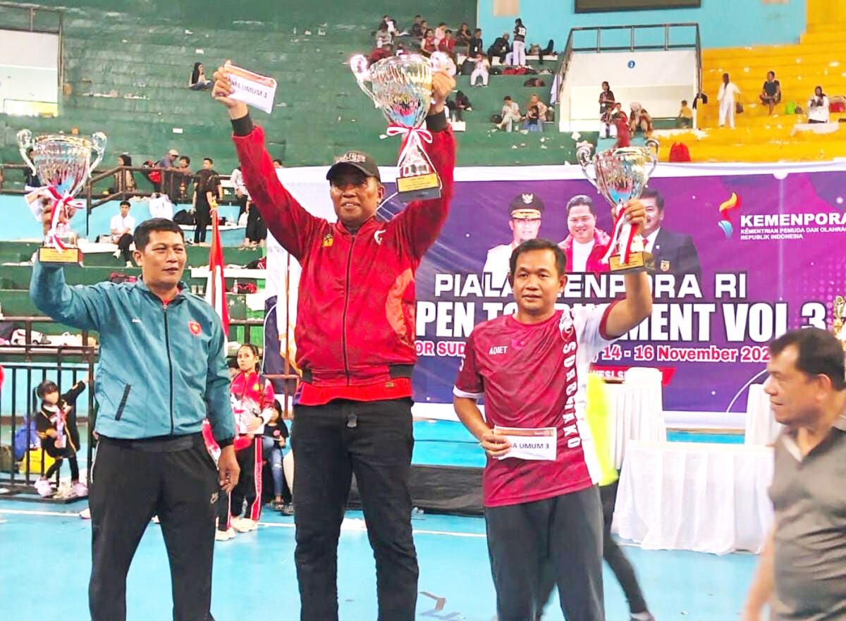 JUARA UMUM -- Kabupaten Luwu Timur meraih Juara Umum III Piala Menpora RI Sulsel Open Tournament Tahun 2025 di GOR Sudiang Makassar, (14–16/11) dengan torehan 33 medali.
