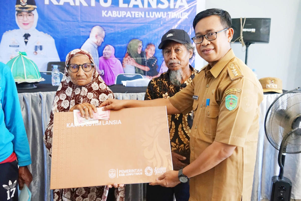 KARTU LANSIA -- Penyaluran kartu lansia yang dilaksanakan di Aula Kantor Desa Libukan Mandiri baru-baru ini menghadirkan momen haru bagi para penerima yang berasal dari lima desa berbeda, yaitu Desa Tole, Libukan Mandiri, Kalosi, Buangin, dan Mahalona.

