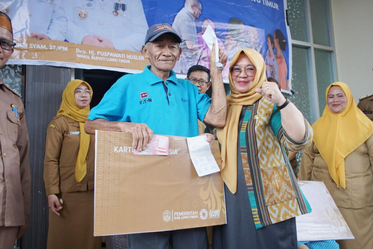 BANTUAN -- Wakil Bupati Luwu Timur, Hj. Puspawati Husler  menyerahkan Kartu Lansia kepada 168 warga Lansia dari delapan desa yang menerima bantuan di Aula Kantor Camat Towuti baru-baru ini. 