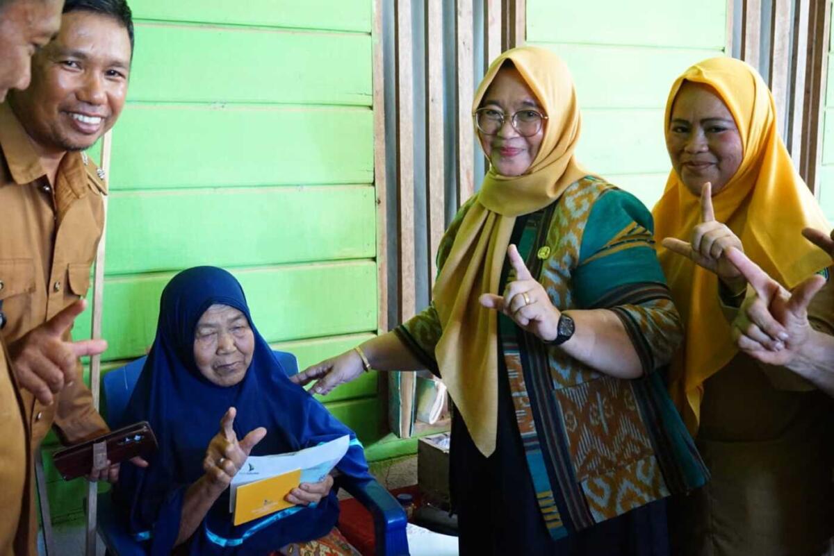 JEMPUT BOLA -- Wakil Bupati Luwu Timur, Hj. Puspawati Husler melakukan aksi jemput bola dalam penyaluran kartu Lansia di hari ketiga menuai pujian dari penerima manfaat di Desa Bantilang, Kecamatan Towuti, Senin (3/11).
