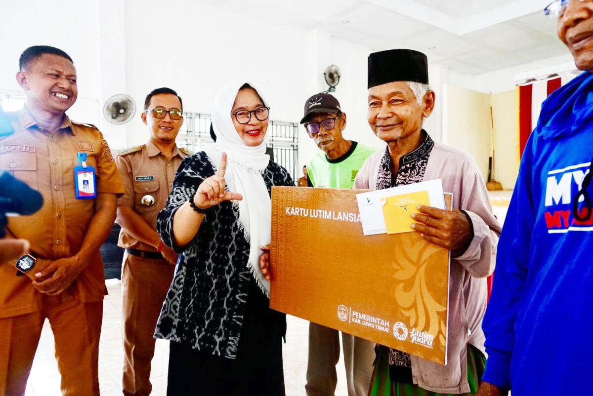 TERIMA KARTU -- Salah satu penerima manfaat Abdul Aziz foto bersama Wabup Puspawati Husler usai menerima Kartu Lansia baru-baru ini.
