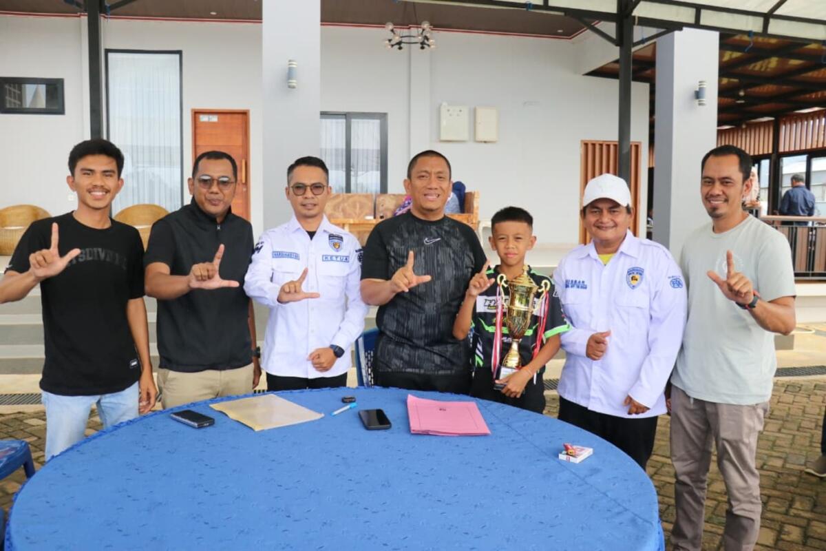 BANGGA -- Bupati Luwu Timur, Irwan Bachri Syam bertemu Muhammad Hilal dan menyampaikan rasa bangga dan apresiasi yang tinggic saat audiensi di kediamannya, Malili, Kamis (6/11). 