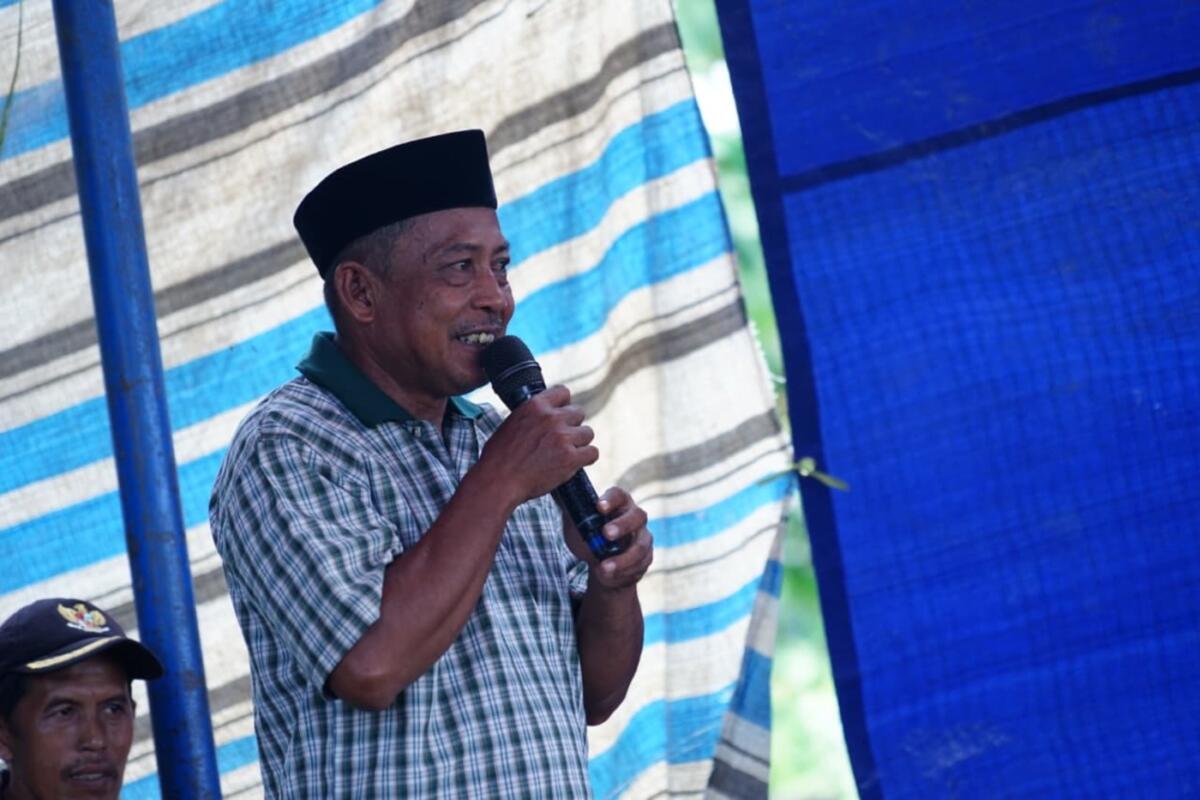 USUL PERBAIKAN -- Kepala Dusun, Ramli melaporkan bahwa di Desa Tawakua terdapat sembilan kelompok tani agar Pemkab memperbaiki infrastruktur jalan tani sesuai dengan usulan warga desa.
