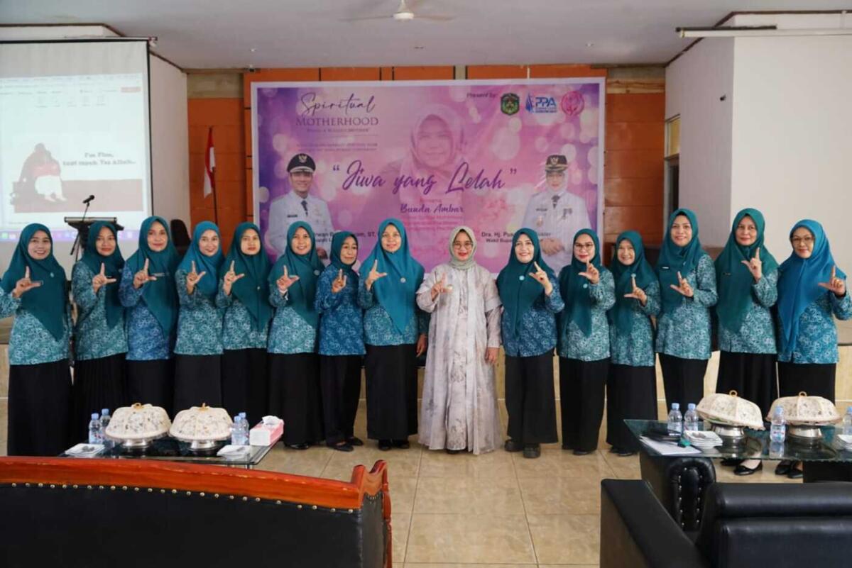 PEDULI -- Wakil Bupati Luwu Timur, Hj Puspawati Husler hadir dengan penuh kepedulian dalam kelas healing berbasis spiritual yang diadakan oleh Pola Pertolongan Allah (PPA) Learning Center Sorowako di bawah naungan PPA Institute baru-baru ini. 
