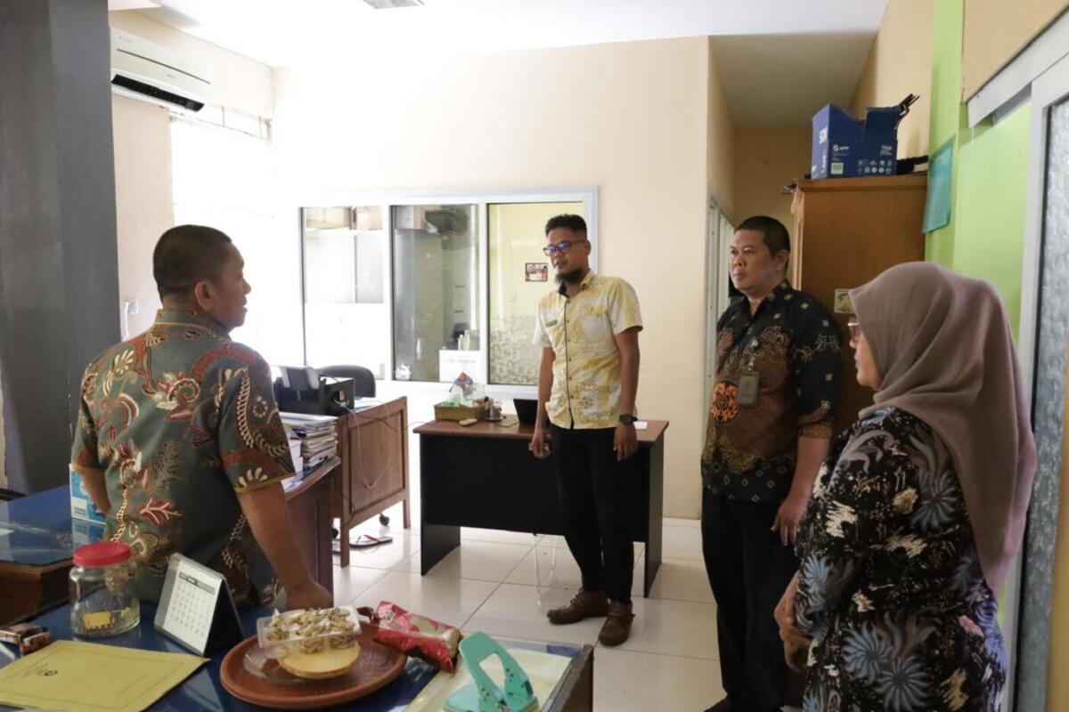 SIDAK -- Bupati Luwu Timur, Irwan Bachri Syam melakukan inspeksi mendadak (sidak) ke Kantor Badan Perencanaan Pembangunan dan Riset Daerah (Bapperida) baru-baru ini.  
