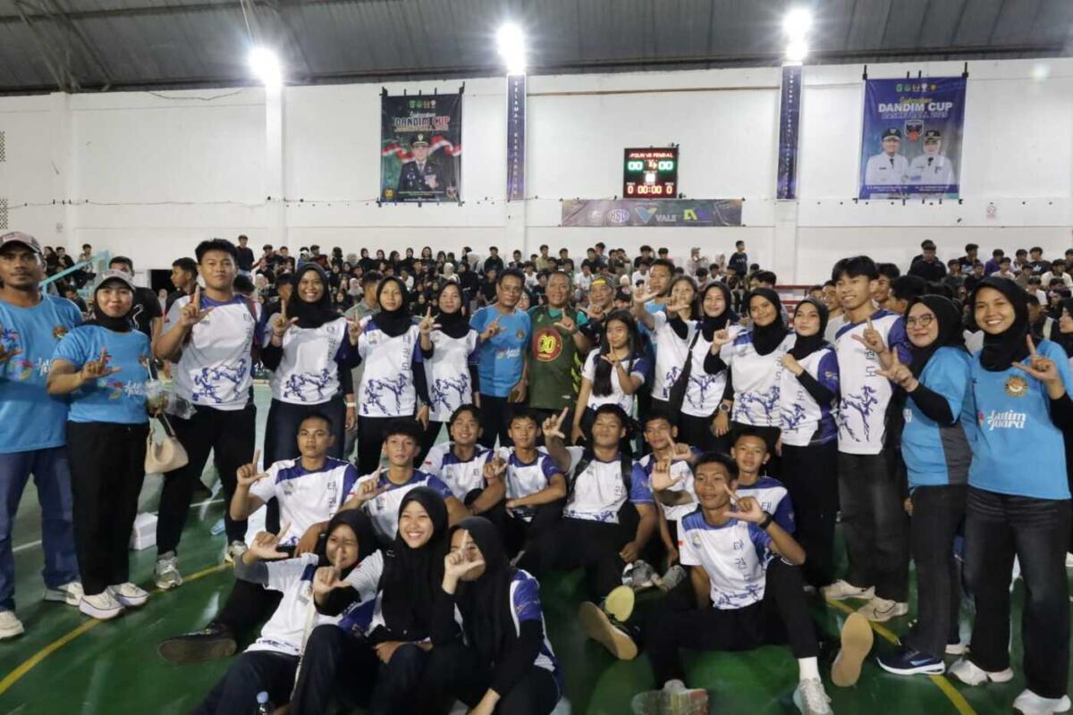 LEPAS CABOR -- Bupati Luwu Timur, Irwan Bachri Syam membuka kegiatan Dandim Cup Basketball  Antarpelajar se-Luwu Timur yang digelar di GOR Malili, Sabtu (8/11) sekaligus melepas delapan Cabor untuk mengikuti Pra-Porprov Sulsel XVIII Wajo-Bone 2026.
