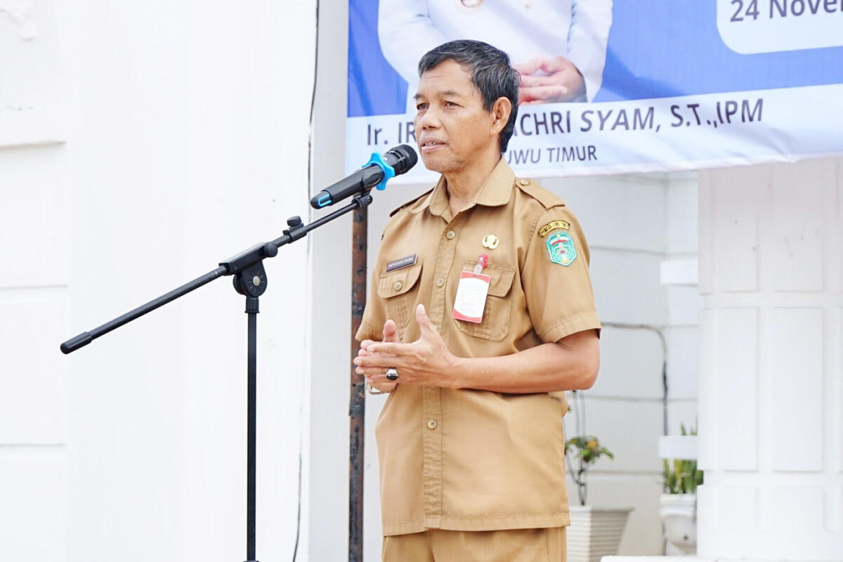 LAUNCHING -- Pemkab Lutim secara resmi melaunching Lomba Kebersihan tingkat Desa/Kelurahan, Kecamatan, dan OPD pada apel pagi yang berlangsung di halaman Kantor Bupati Luwu Timur, Senin (24/11).
