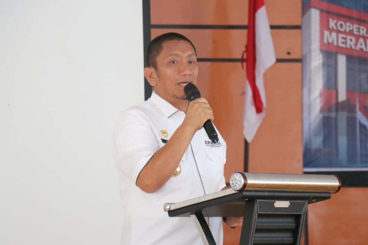 BUKA -- Bupati Luwu Timur, Irwan Bachri Syam saat memberikan arahan sekaligus membuka secara resmi pelatihan Sumber Daya Manusia bagi pengurus Koperasi Desa/Kelurahan Merah Putih (KDKMP) se-Kabupaten Luwu Timur di Aula Dinas Pendidikan dan Kebudayaan, Malili, Minggu (16/11). 
