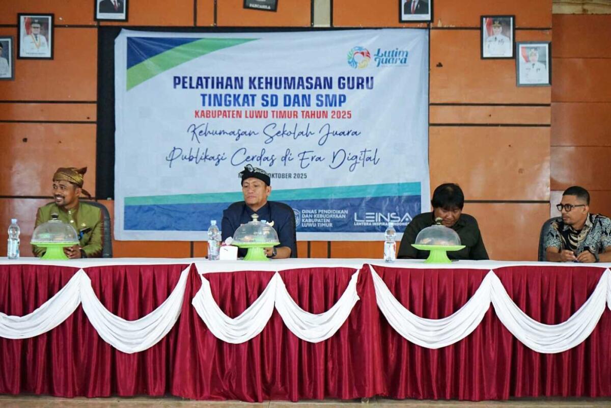 PELATIHAN -- Bupati Luwu Timur, Irwan Bachri Syam membuka pelatihan kehumasan, didampingi Kepala Disdikbud, Muhammad Syukri, Ketua Panitia Penyelenggara, Ivan Ismar, serta Direktur LEINSA, Asdar di Aula Disdikbud Lutim baru-baru ini.  
