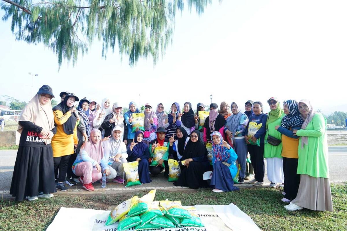 SABTU SEHAT --  Wakil Bupati Luwu Timur, Puspawati Husler menghadiri kegiatan Sabtu Sehat Juara (SSJ) yang rutin digelar di Bundaran Batara Guru (BBG), Malili setiap akhir pekan.