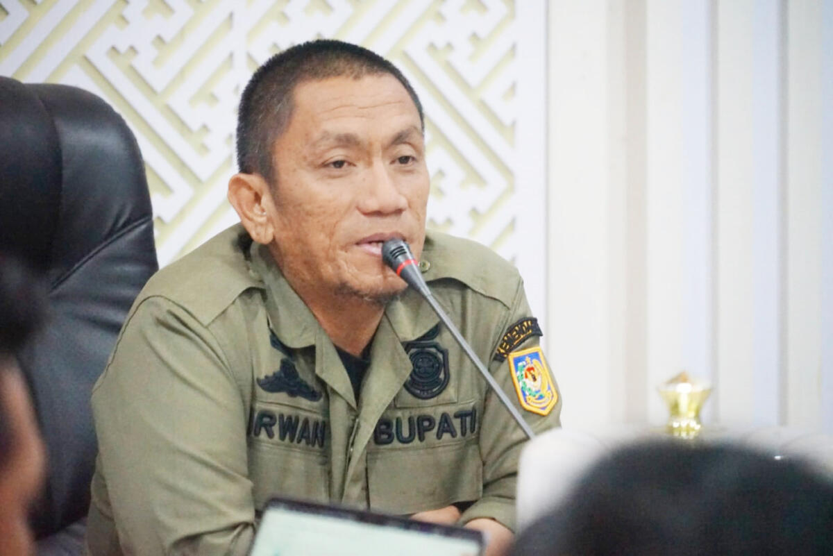 PANDU JUARA -- Bupati Luwu Timur, Irwan Bachri Syam memimpin rapat pembahasan skema pelaksanaan program Pembangunan Desa Unggul Juara (Pandu Juara) dalam Rencana Kerja Tindak Lanjut (RKTL) Desa di ruang Rapat Pimpinan Kantor Bupati Luwu Timur, Kamis (30/10) malam. 