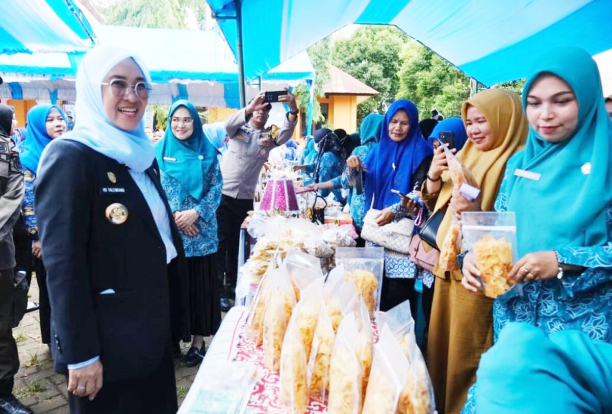 IST
MENYAPA -- Bupati Gowa, Husniah Talenrang menyapa ibu-ibu UMKM di sela kunjungannya ke Pattallassang. 
