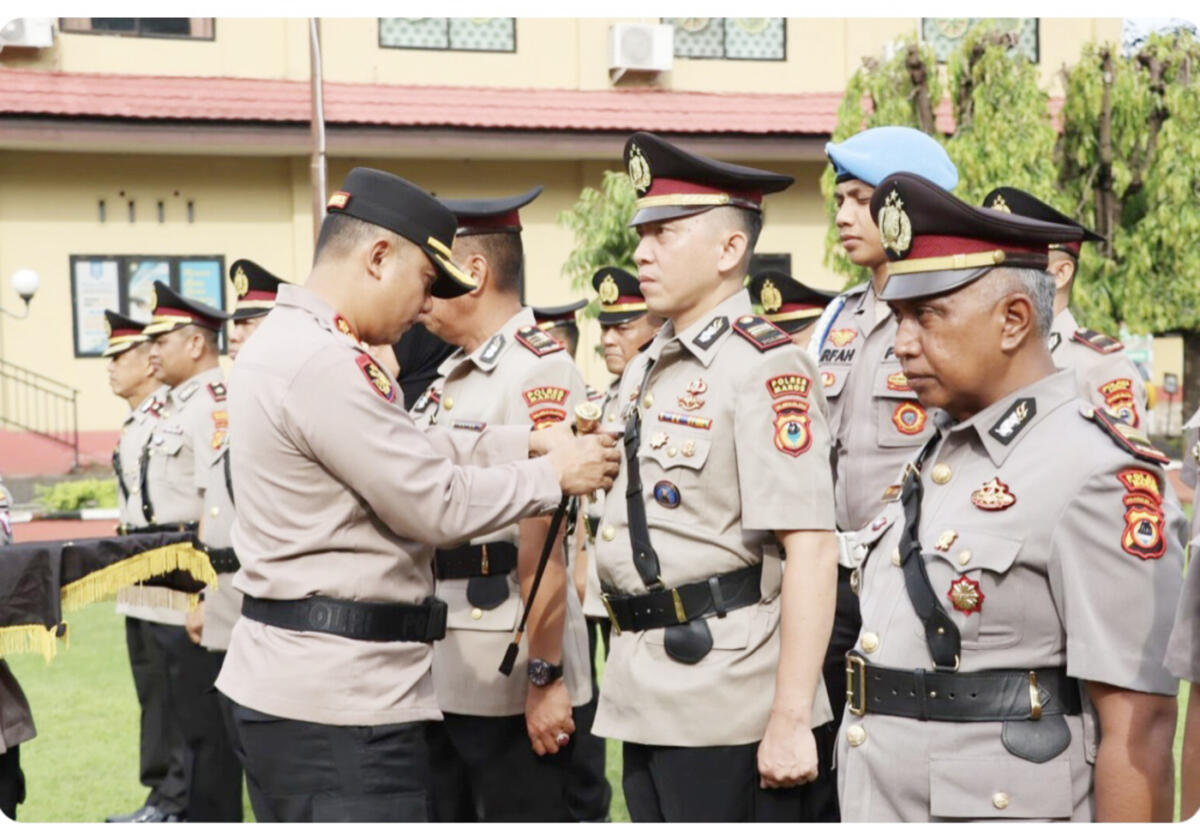 LANTIK -- Kapolres Maros, AKBP Douglas Mahendrajaya sedang melantik lima Kapolsek di Jajaran Polres Maros.
