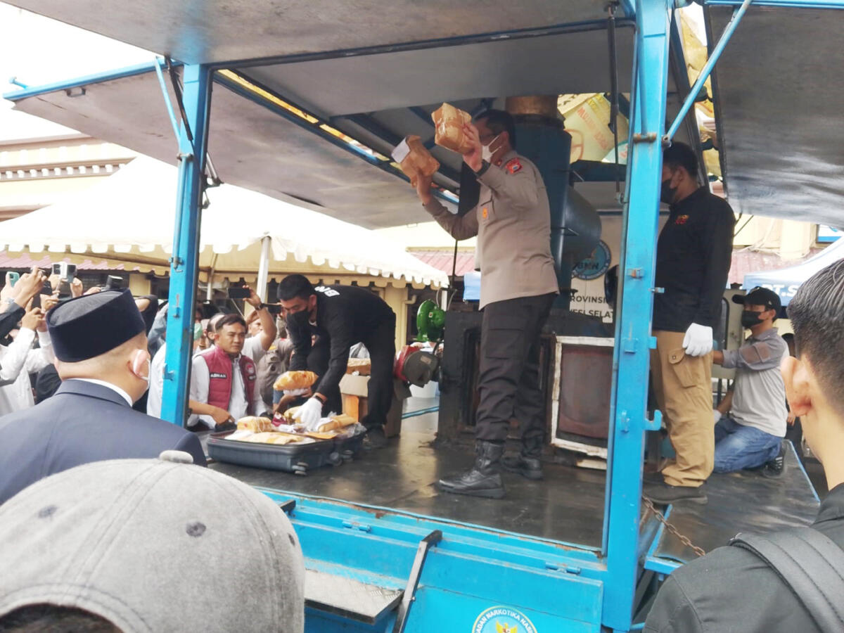 PEMUSNAHAN -- Kapolda Sulsel membakar Narkotika di mesin pembakaran disaksikan Kapolrestabes Makassar, Dir Narkoba Polda Sulsel, Labfor Polda, BNN Sulsel, Kejari Makassar, Pengadilan Makassar, dan Walikota Makassar di Halaman Mapolrestabes Makassar. 
