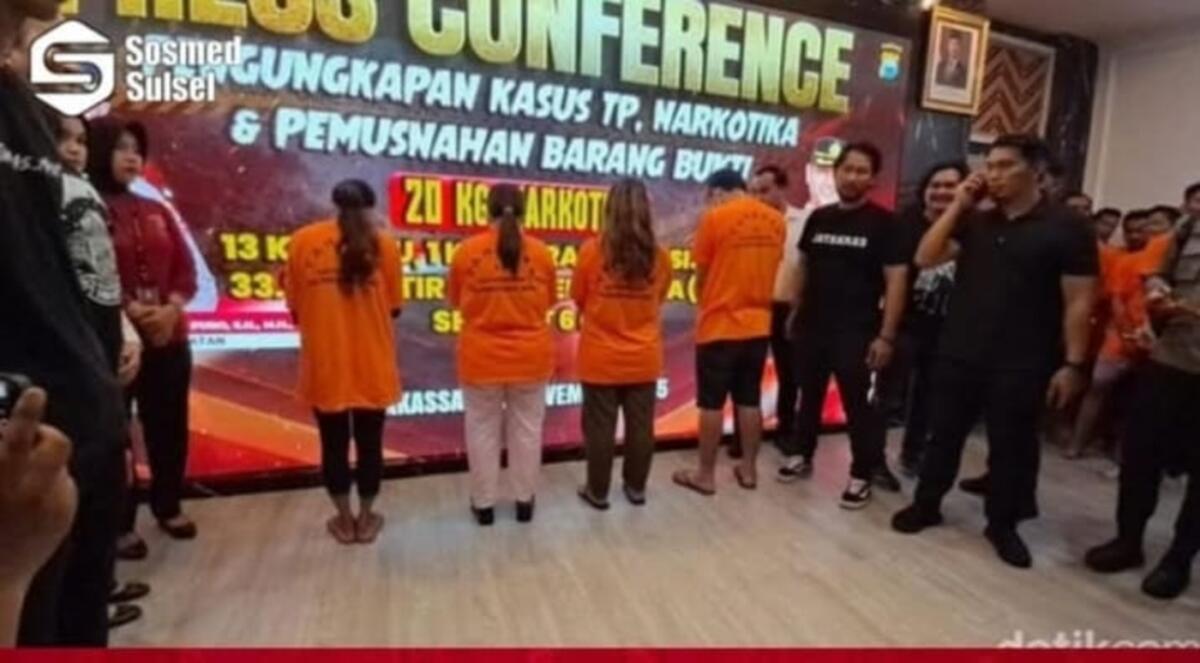 PENCULIKAN -- Para tersangka penculikan anak yang diamankan di Polrestabes Makassar. Mereka memakai baju orange berdiri membelakangi kamera di aula Mapolrestabes Makassar. 
