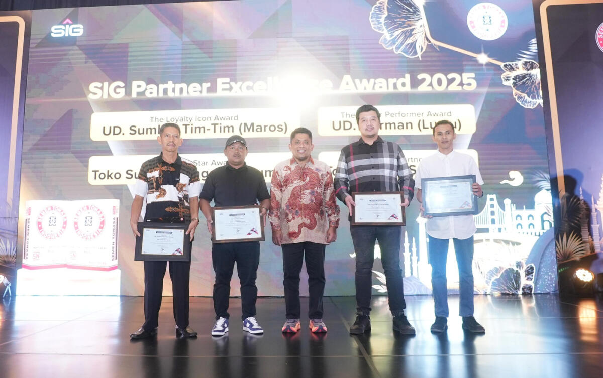 PENGHARGAAN -- Direktur Utama PT Semen Tonasa, Anis, melakukan foto bersama para penerima penghargaan atas kontribusinya dalam mendorong pertumbuhan pasar Semen Tonasa.
