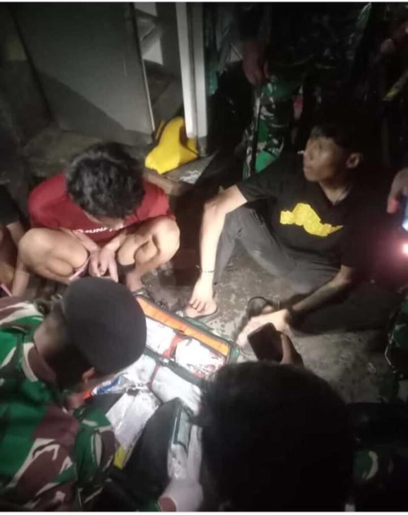 PERPOK -- Aparat gabungan yang menyisir lokasi perang kelompok di Sapiria-Borta berhasil mengamankan tiga orang yang diduga terlibat perpok diamankan di Polsek Tallo. 
