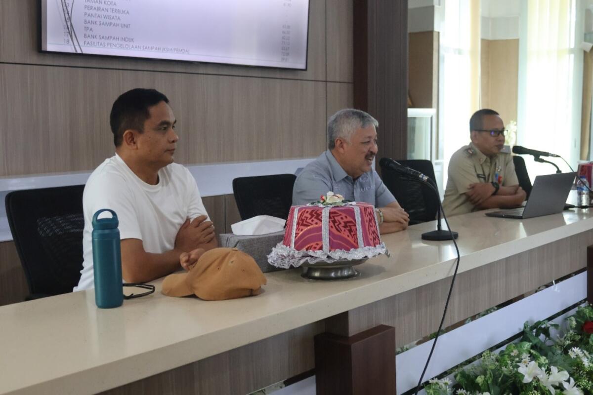 RAKOR -- Bupati Pinrang, HA Irwan Hamid memimpin rapat koordinasi (Rakor) persiapan penilaian lanjutan Adipura 2025 di Ruang Rapat Bupati Pinrang, Selasa (4/11). 

