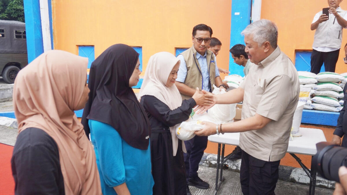 BANTUAN -- Bupati Pinrang, HA Irwan Hamid secara resmi melepas bantuan pangan alokasi Oktober–November 2025 di Kantor Cabang Badan Urusan Logistik (Bulog) Pinrang, Rabu (19/11). 
