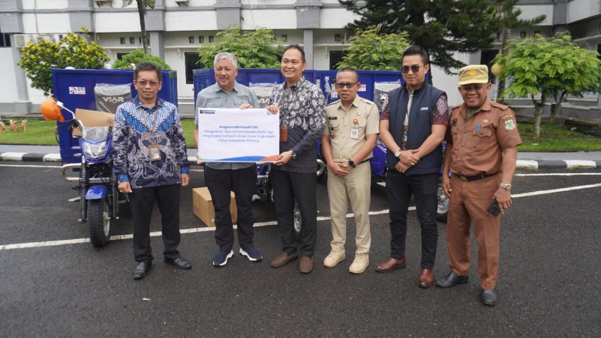 MOTOR SAMPAH -- Bank Rakyat Indonesia (BRI) Cabang Pinrang melalui program Corporate Social Responsibility (CSR) menyerahkan tiga unit motor roda tiga pengangkut sampah kepada Pemkab Pinrang, Selasa (11/11).