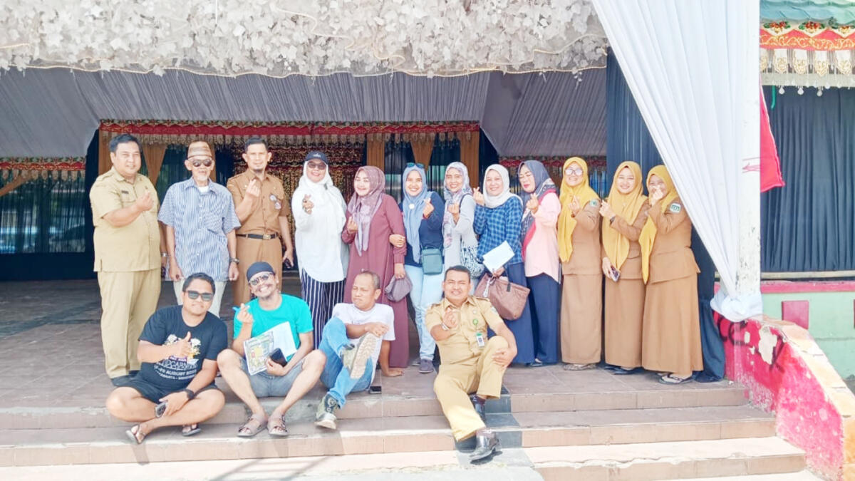 PERSIAPAN -- Ketua panitia penyelenggara Adventure Culture Pinrang International Folklore Festival 2025 Sri Widiati A Irwan foto bersama usai memimpin rapat mematangkan persiapan sebagai bentuk komitmen dalam menyukseskan ajang berskala internasional tersebut. 
