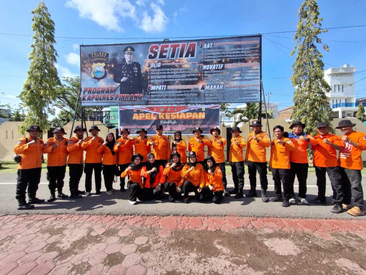 APEL SIAGA -- Polres Pinrang dan Badan Penanggulangan Bencana Daerah (BPBD) Kabupaten Pinrang menggelar Apel Kesiapsiagaan Tanggap Darurat Bencana Tahun 2025 di halaman Mapolres Pinrang, Rabu (5/11). 

