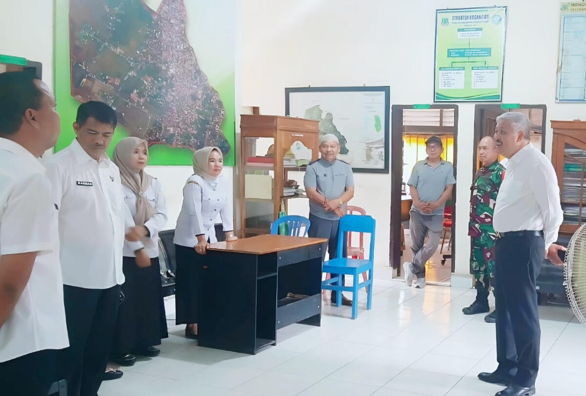 SIDAK -- Bupati Pinrang, HA Irwan Hamid melakukan inspeksi mendadak (Sidak) di sejumlah kantor kelurahan, Rabu (26/11). 

