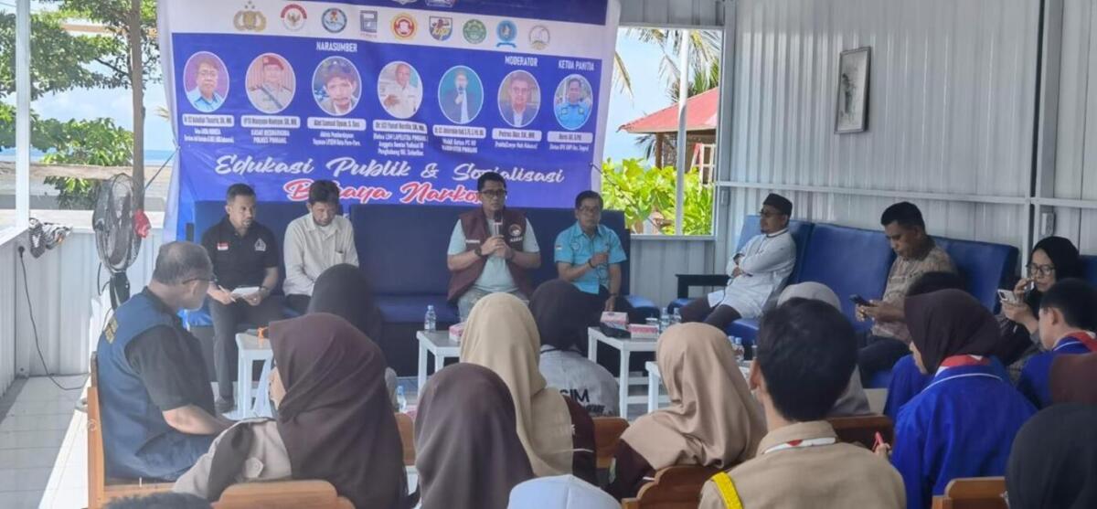 SOSIALISASI -- Satuan Reserse Narkoba Polres Pinrang bersama Lembaga Swadaya Masyarakat (LSM) Lapelitda saat menggelar kegiatan sosialisasi bahaya narkoba dan penyalahgunaan lem Aibox Fos di Cafe Citra Lowita, Kecamatan Suppa, Kabupaten Pinrang, Sabtu (8/11/).
