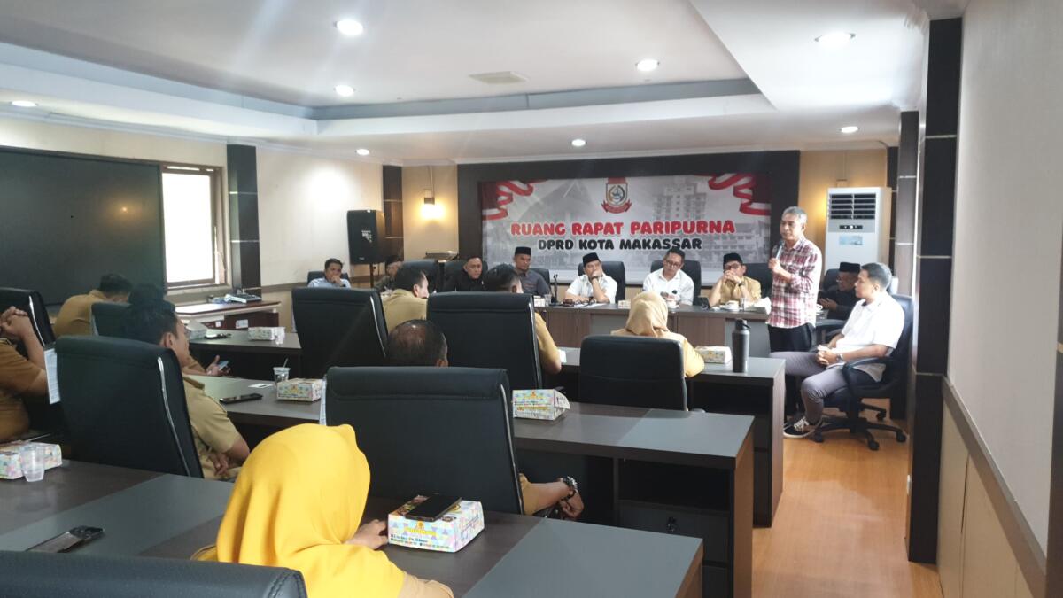 Pertemuan DPRD Kota Makassar dengan lurah, camat, Kepala BKPSDM serta Kepala BPM di kantor sementara DPRD Makassar.