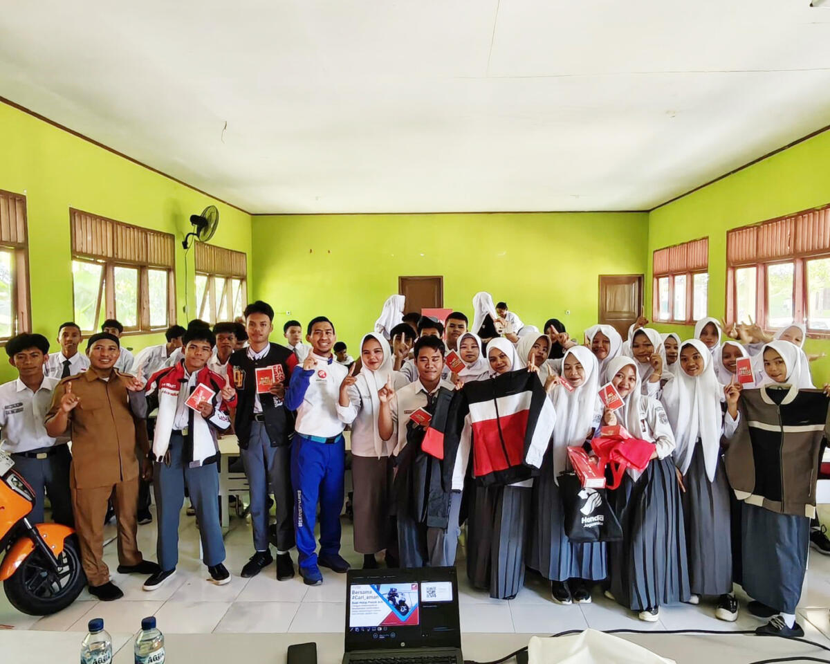 SAFETY RIDING -- Instruktur safety riding Asmo Sulsel, Wanny (lima dari kiri) bersama guru dan siswa SMKN 7 Takalar dalam suasana penyerahan hadiah dalam rangka safety riding di sekolah tersebut.