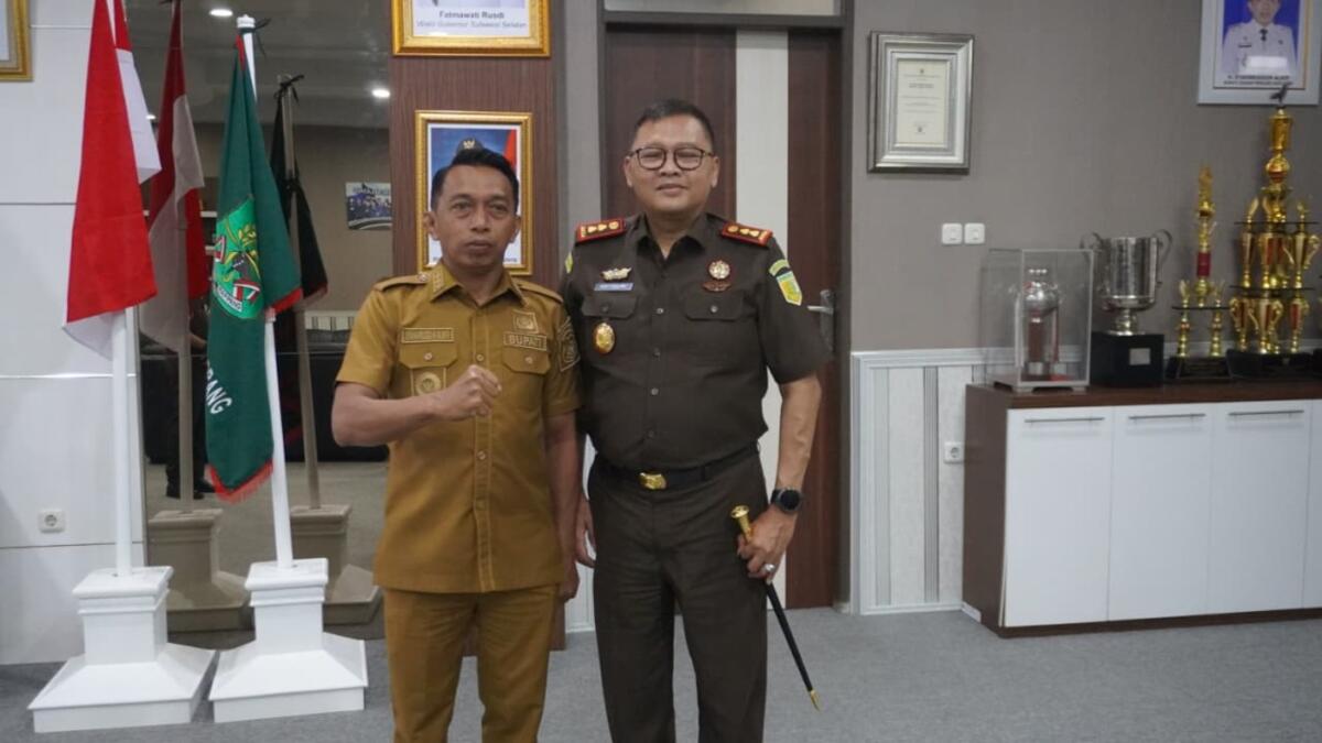 SILATURRAHMI -- Bupati Sidrap, H. Syaharuddin Alrif menerima kunjungan silaturahmi Kepala Kejaksaan Negeri (Kajari) Sidrap, Adhy Kusumo Wibowo, di ruang kerja Bupati, Lantai III Kantor Bupati Sidrap, Selasa (4/11).