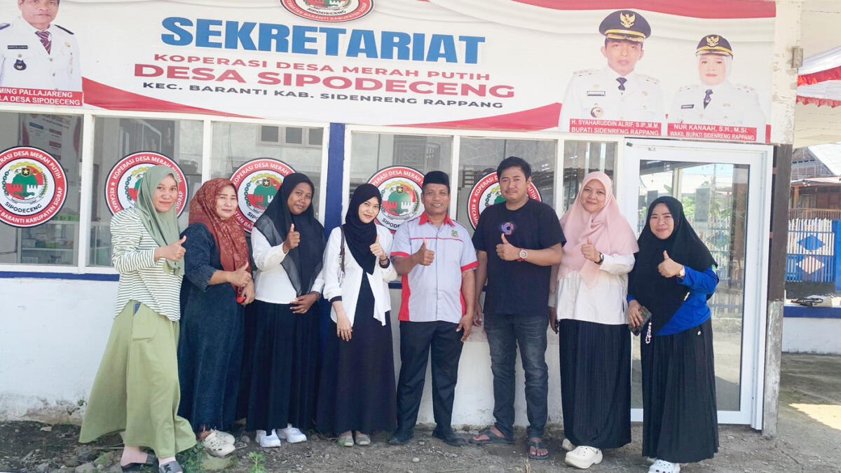 MAGANG -- Dua peserta magang Nasional Kemnaker Batch 2 Tahun 20025 Darmawati dan Siska dari Kopdes Merah Putih Sipodeceng foto bersama di Kantor Kopdes Merah Putih Sipodeceng baru-baru ini.