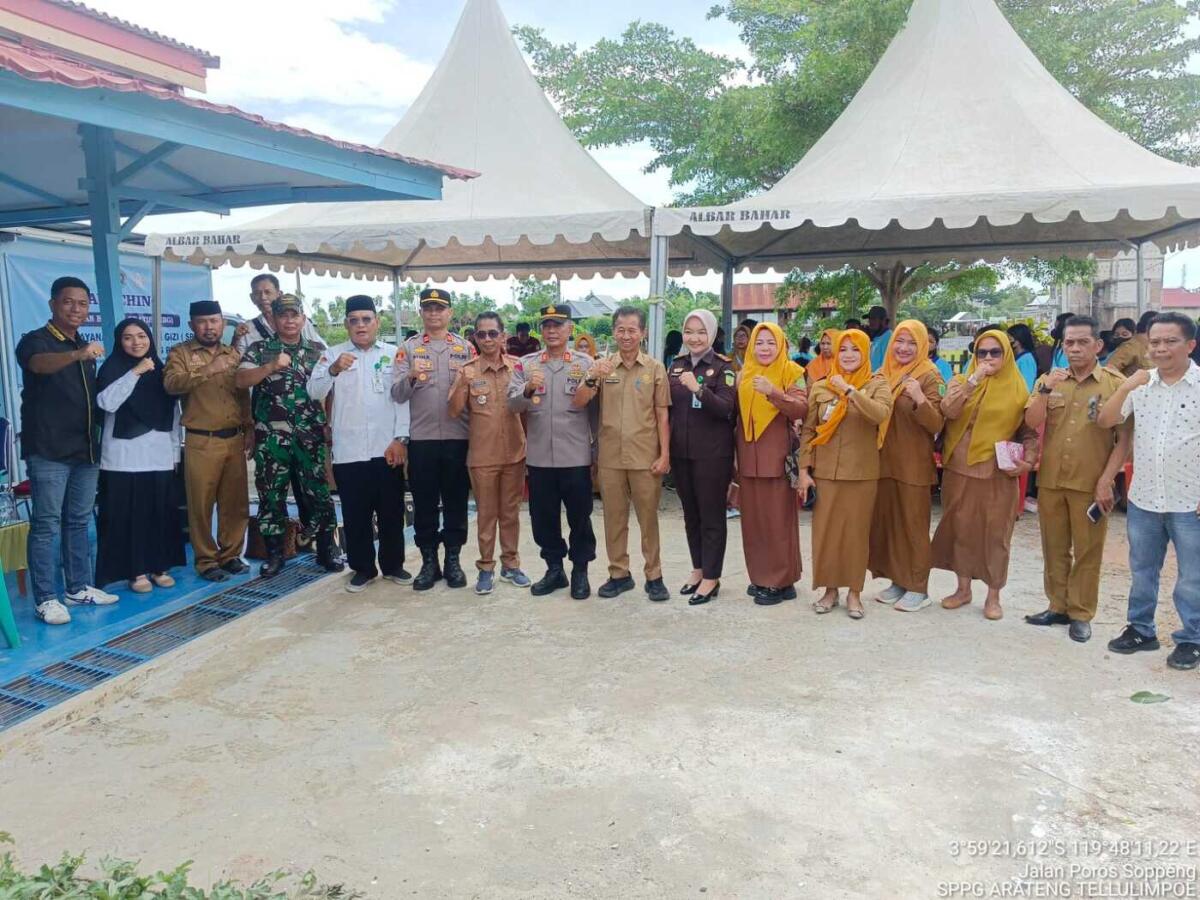 LAUNCHING -- Pemkab Sidrap resmi membuka SPPG Makan Gizi Gratis (MBG) yang dikelola Yayasan Malomo Sidenreng Rappang di Kelurahan Amparita, Kecamatan Tellu Limpoe, Senin (24/11). 
