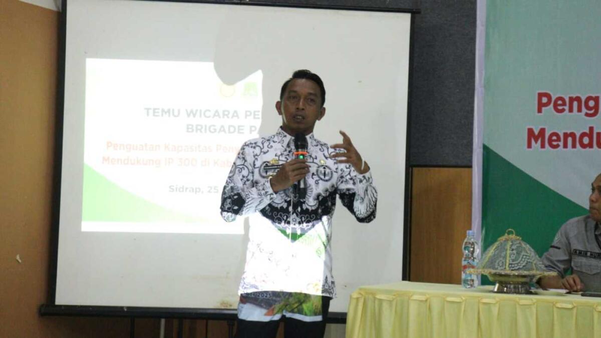 TEMU WICARA --  Bupati Sidrap, H. Syaharuddin Alrif  mengadiri Temu Wicara Penyuluh dan Brigade Pangan sebagai upaya penguatan kapasitas sumber daya pertanian untuk mendukung implementasi program Intensifikasi Pertanian 300 (IP300) d i Aula Panti Asuhan Sejahtera Aisyiyah Pangkajene, Selasa (25/11).  
