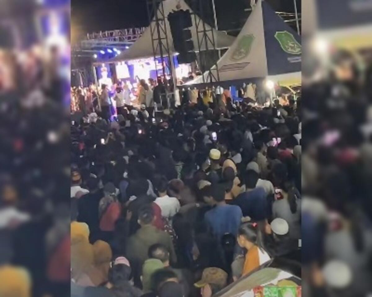 TUMPAH RUAH -- Lapangan Andi Takko Tanru Tedong, Kecamatan Dua Pitue, berubah menjadi lautan manusia pada Senin malam (24/11/) kemarin malam. Ribuan warga dari Kabupaten Sidrap hingga Wajo tumpah ruah memenuhi pusat ibu kota kecamatan tersebut.