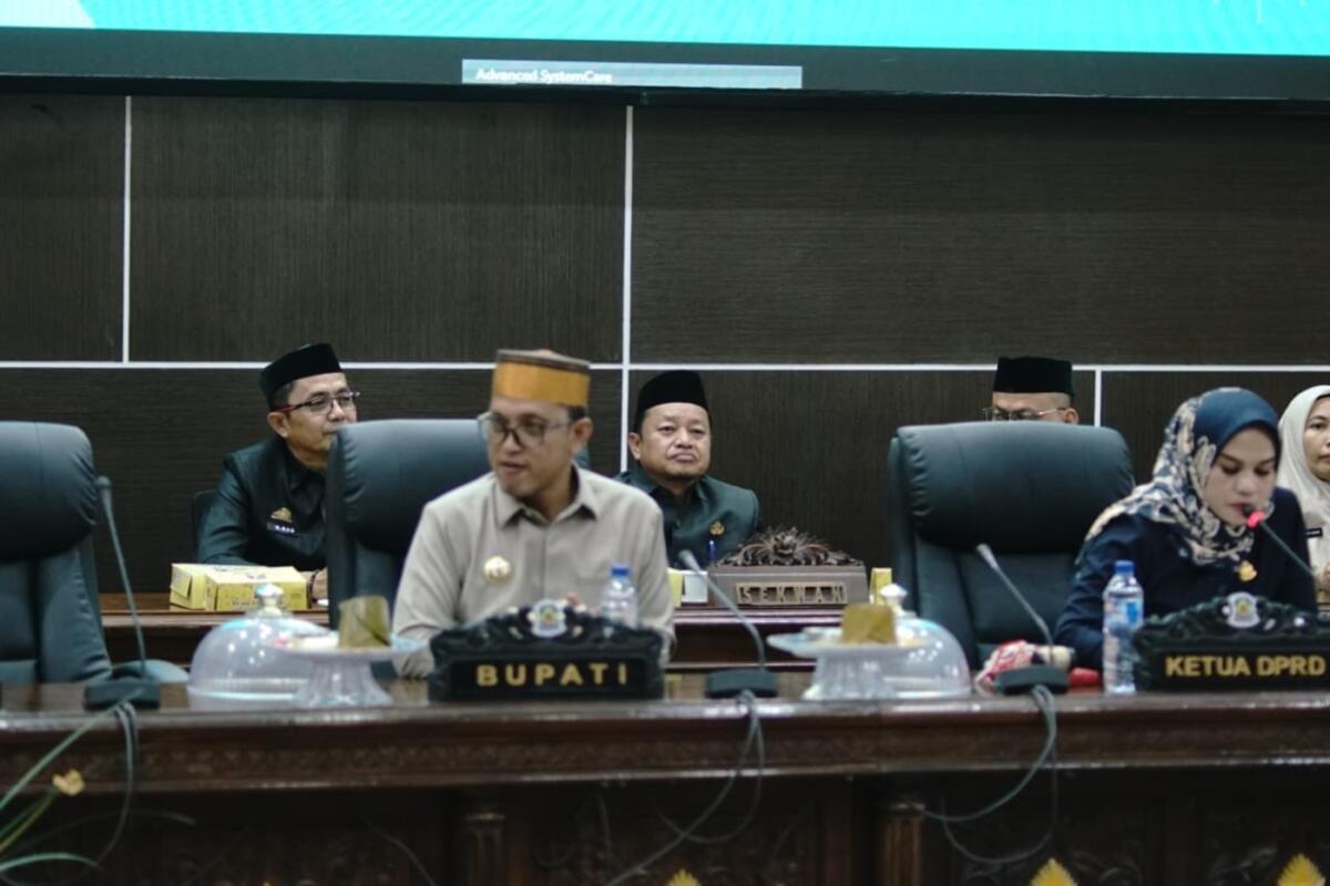 SINERGI -- Bupati Jeneponto, H Paris Yasir bersama ketua DPRD Jeneponto membangun sinergitas dalam penyusunan dokumen anggaran strategis
sinergi pemerintah dan legislatif dalam penyusunan dokumen anggaran strategis ini.
