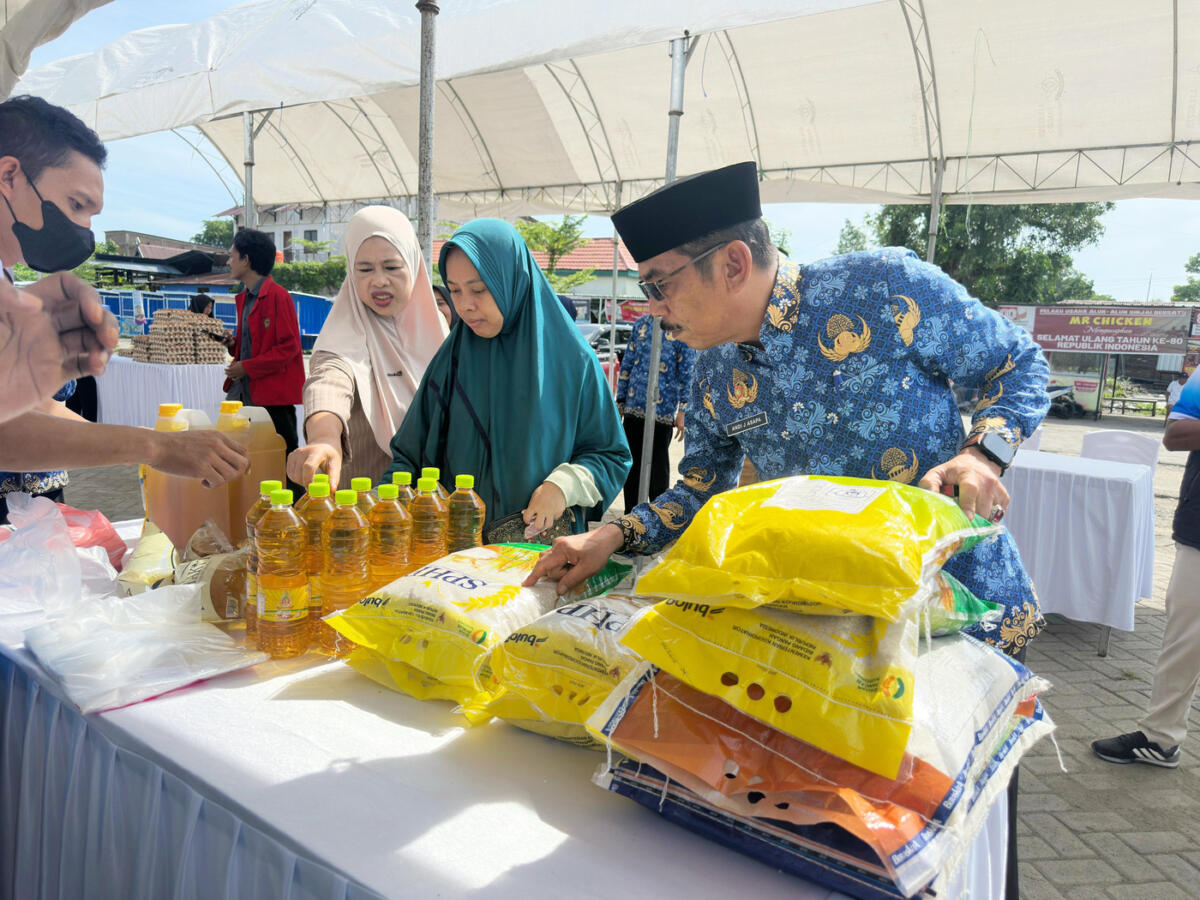 PANGAN MURAH -- Sekkab Sinjai, Andi Jefrianto Asapa saat meninjau jalannya kegiatan Gerakan Pangan Murah di Alun-alun Sinjai Bersatu, Senin (17/11).  
