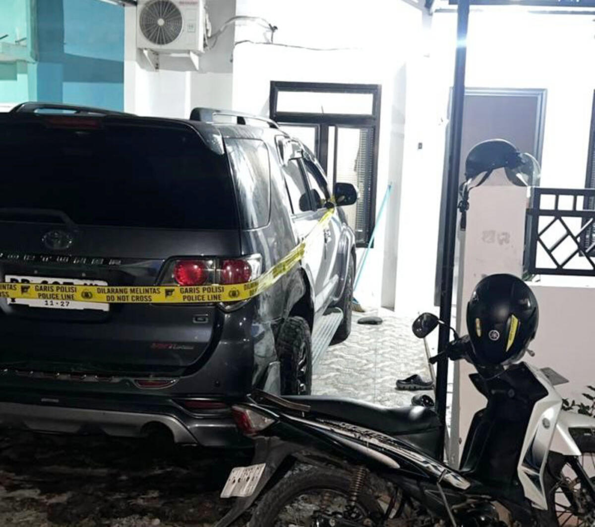DIPOLICE LINE -- Tampak satu unit mobil yang dibakar pelaku telah dipasangi police line oleh aparat kepolisian dari Polres Sinjai.
