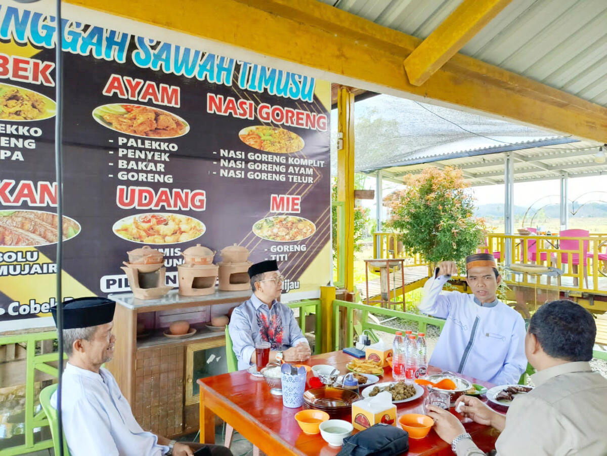 JAMU UAS -- Bupati Soppeng H Suardi Haseng menjamu makan siang ust Abdul Shomad dan tim pada salah satu tempat kuliner di Singgah Sawah Timusu Desa Timusu Kecamatan Liliriaja Kabupaten Soppeng, Minggu (16/11).

