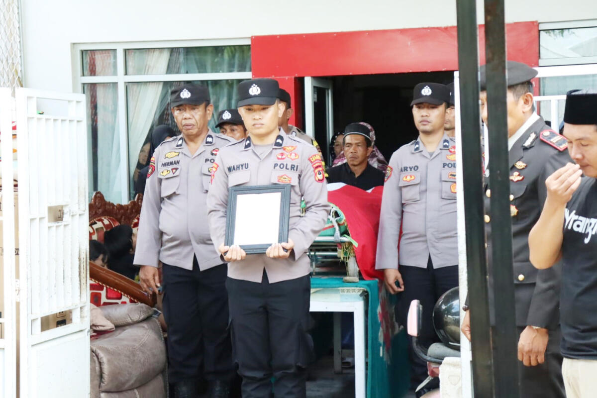 UPACARA KEDINASAN -- Polres Soppeng melaksanakan upacara persemayaman, pemberangkatan, dan pemakaman secara kedinasan Polri terhadap almarhum Kompol (Purn) Muh Gurdi, Rabu (12/12). Jabatan terakhir almarhum adalah Kabag Log Polres Barru. 
