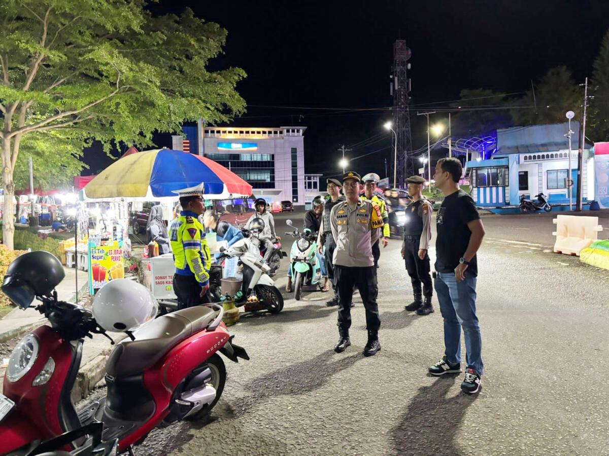 PATROLI -- Polres Soppeng melaksanakan patroli gabungan piket fungsi pada Senin (24/11). Kegiatan ini merupakan bagian dari upaya preemtif dan preventif kepolisian untuk meminimalisir potensi gangguan serta menjaga situasi tetap aman dan kondusif.