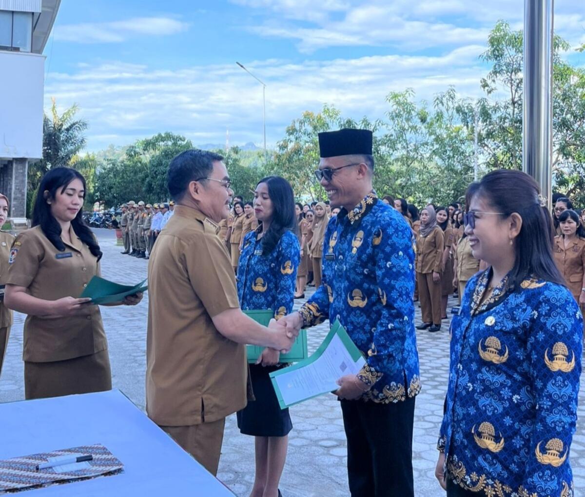 SERAHKAN SK -- Bupati Tana Toraja, Zadrak Tombeg menyerahkan Surat Keputusan (SK) tahap II kepada 46 Pegawai Pemerintah dengan Perjanjian Kerja (PPPK) di halaman Kantor Bupati, Pantan, Makale, Senin (24/11). 