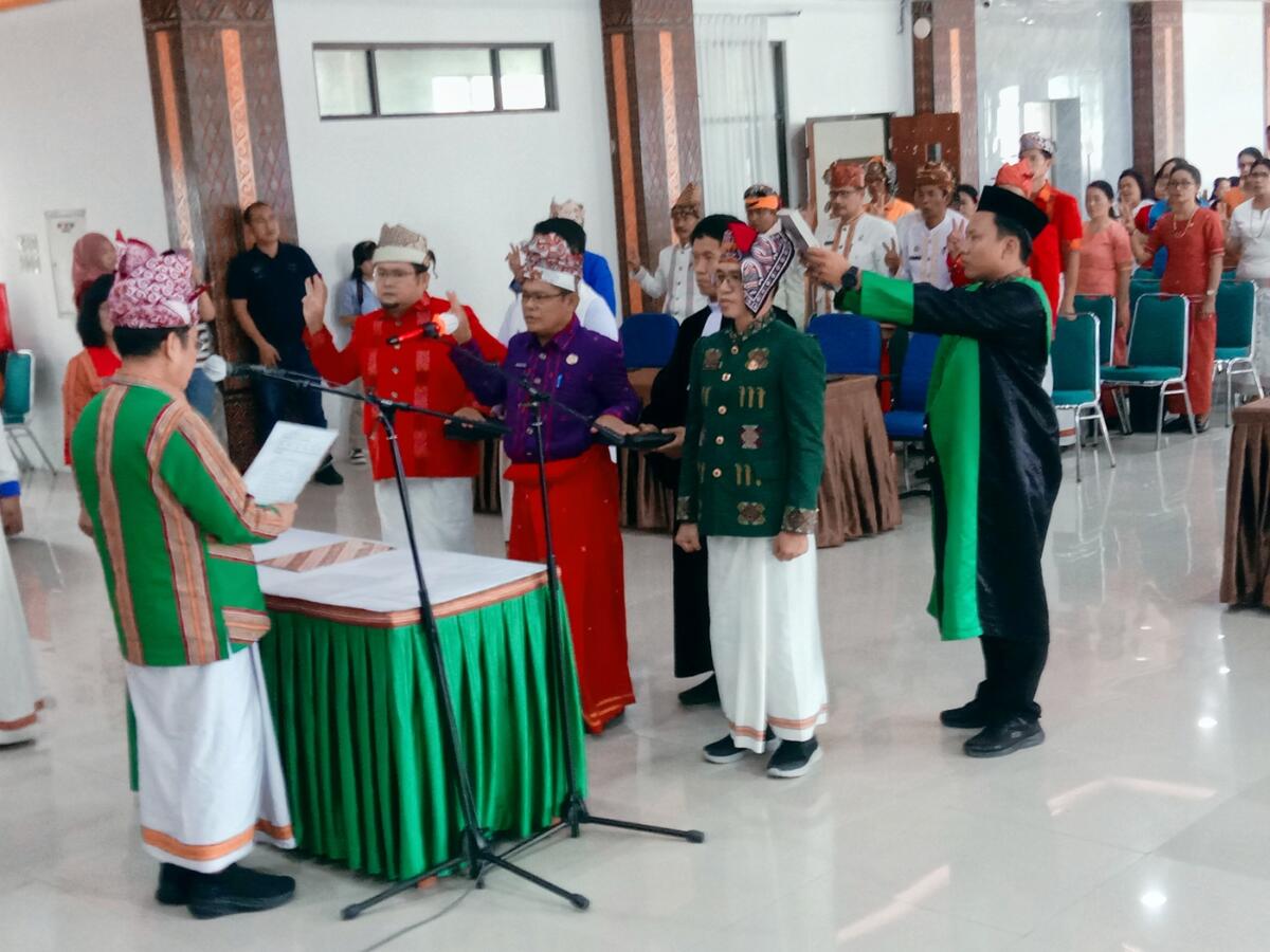 LANTIK -- Bupati Tana Toraja Zadrak Tombeg melantik empat pejabat eselon dua lalu di Ruang Pola Kantor Bupati, Jumat (7/11) akhir pekan lalu.  
