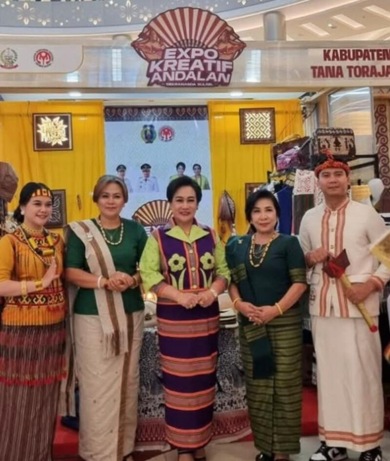 EXPO KREATIF -- Dekranasda Tana Toraja menampilkan Tenun Simbuang diajang Expo Kreatif Andalan 2025 yang digelar selama lima hari di Trans Studio Mall Makassar, (19-23/11),
