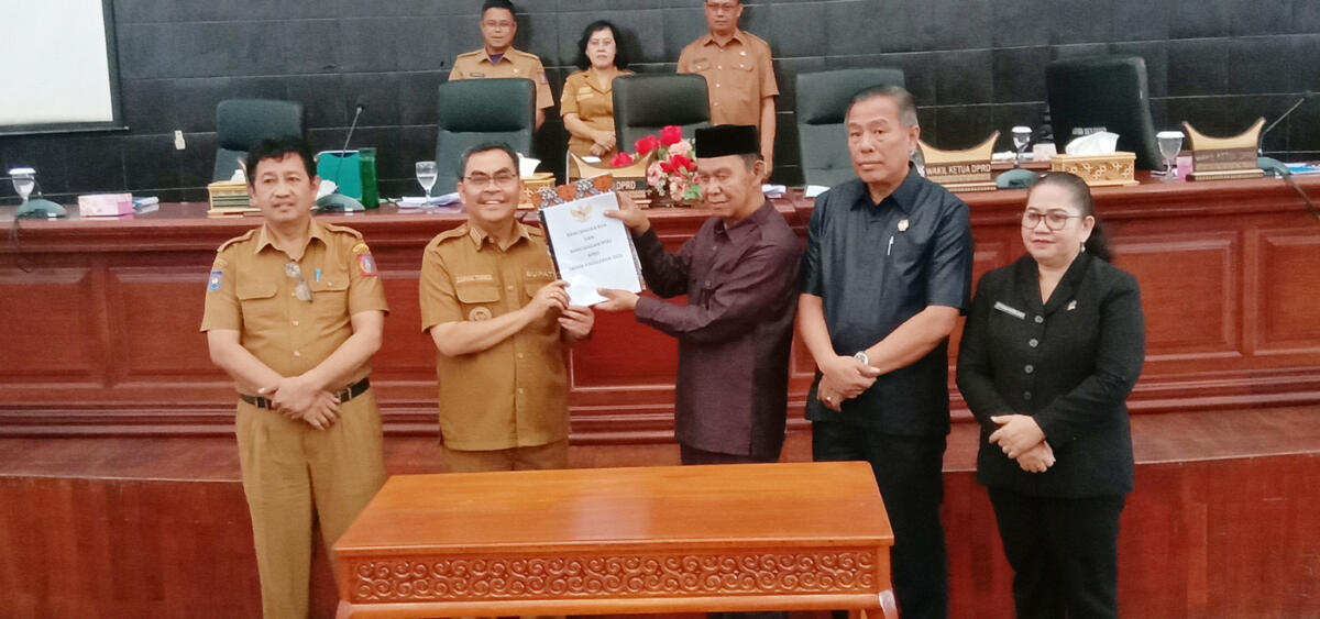 RAPAT -- Banggar DPRD Tator menggelar rapat paripurna laporan hasil pembahasan KUA-PPAS APBD Tana Toraja Tahun 2016, Senin (24/11).  Rapat paripurna dipimpin Ketua DPRD Tana Toraja dan dihadiri Bupati Tator Zadrak Tombeg. 