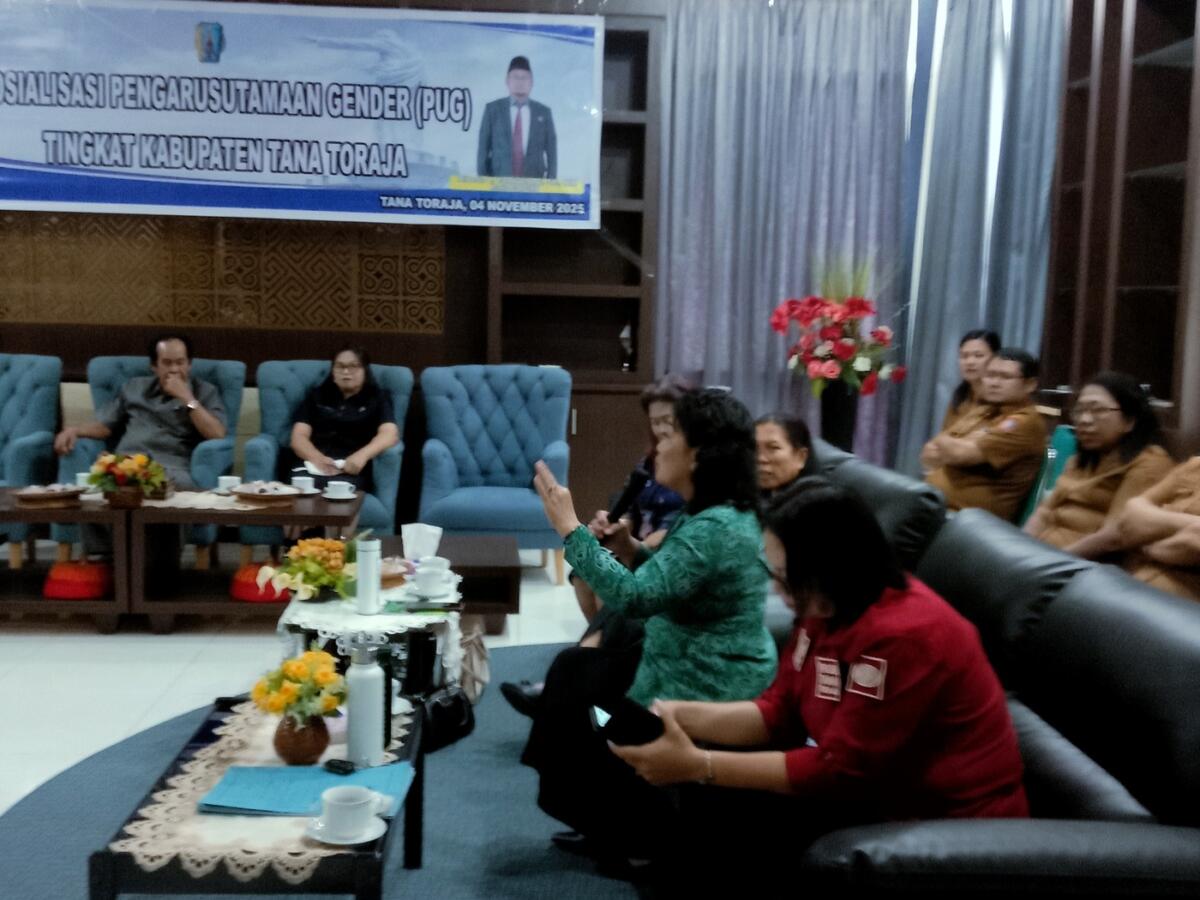 RESMI DIBUKA -- Wabup Tator Erianto L.Paundanan membuka secara resmi sosialisasi Pengarusutamaan Gender (PUG) di Kantor Bupati, Pantan, Makale, Selasa (4/11)
